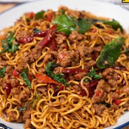[อร่อยซ่ากับโค้ก] มาม่าผัดกะเพราหมูสับ +  โค้ก ออริจินัล (กระป๋อง)