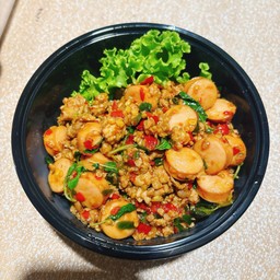 ข้าว กระเพราหมูสับไส้กรอก