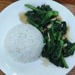 131.1 ผักคะน้าฮ่องกงหมู/ไก่(ราดข้าวหอมมะลิ)
