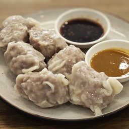 เกี๊ยวลวกไส้กุ้งหมู มีน้ำจิ้มแยก