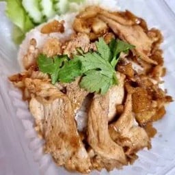 Chicken garlic with rice ข้าวราดไก่ทอดกระเทียม