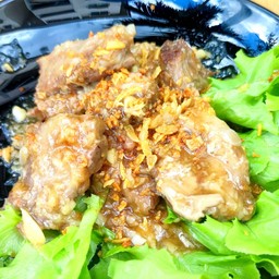 SIGNATURE! - ซี่โครงอ่อนหมูตุ๋นกระเทียมพริกไทย