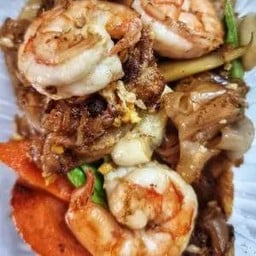 ผัดซีอิ้ว กุ้ง 3 ตัว Stir fried rice noodle with 3 Shrimp