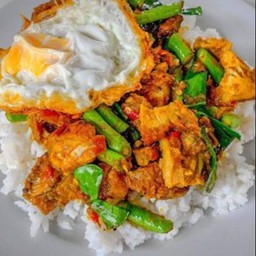 พริกแกงหมูกรอบ+ไข่ดาว