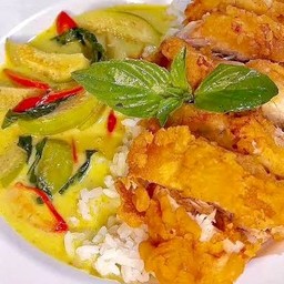 ข้าวไก่กรอบซอสแกงเขียวหวาน
