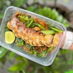 ผัดซีอิ๊วหมูกรอบ