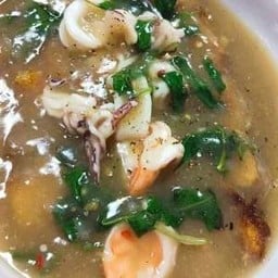 ราดหน้าเส้นกรอบ กะเพราทะเล Rad Nha Krob with Kaprao Seafood soup.