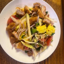 ยำหมูทอด
