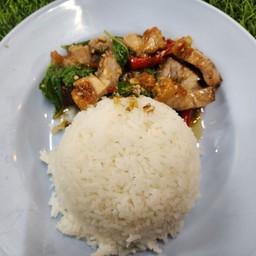 ผัดกระเพราราดข้าว