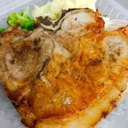 พอคชอพ กับ ถั่วเม็ด, เฟรนฟราย และเกรวี่ซอส Pork Chops with Chips