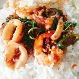กระเพรากุ้ง+ปลาหมึก ข้าวหอมมะลิ