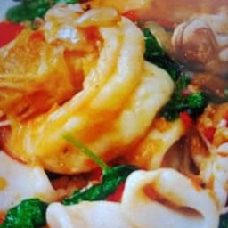 กระเพราทะเลรวม ราดข้าว 85 บาท