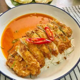 ข้าวไก่กรอบซอสพะแนง