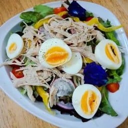 Mix salad with Chicken and egg สลัด กับ ไก่ และ ไข่