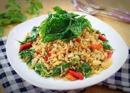 ข้าวกระเพราคลุก รวมมิตรทะเล จานใหญ่