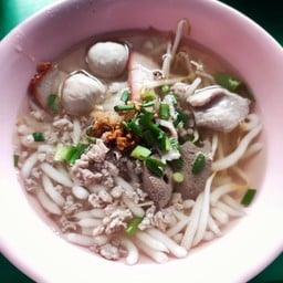 ก๋วยเตี๋ยวลูกชิ้นหมู