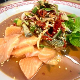 ยำแซลมอนปูม้าน้ำปลร้า