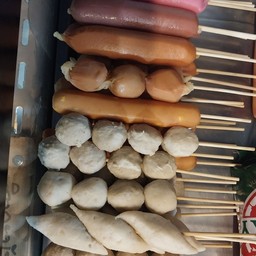 ลูกชิ้น ไส้กรอกรวม 10ไม้ แถมน้ำจิ้ม1กระปุก