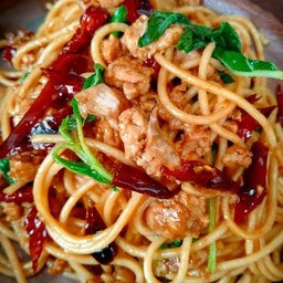 สปาเก็ตตี้กระเพาพริกแห้ง