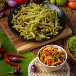 ยำผักบุ้งกรอบ