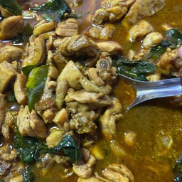 ผัดเผ็ดไก่ใบยี่หร่า