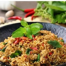 มาม่าผัดกระเพราวไก่