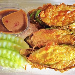 ข้าวสวยหน้ามะเขือยาวชุบไข่ทอด