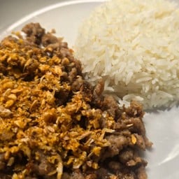 ผัดกระเทียมพริกไทยหมูคุโรบุตะสับราดข้าว