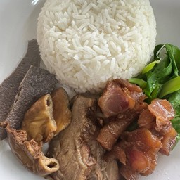 ข้าวหน้าเนื้อตุ๋นรวมเครื่องใน