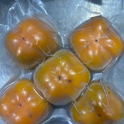 ลูกพลับปอกพร้อมทาน