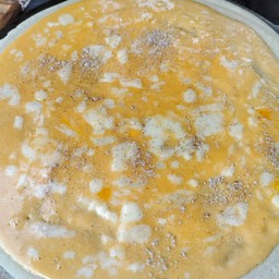 ตีกับซอสทาคูมิ ท็อปปิ้งด้วยพริกไทยหอมๆ