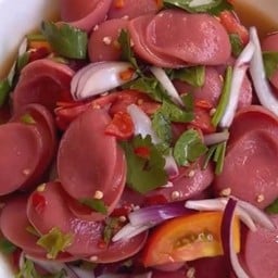 ยำไส้กรอกแดง