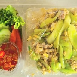 แตงกวาผัดไข่หมูสับราดข้าว