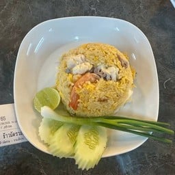 ข้าวผัดรวมมิตร กลาง