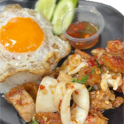 ข้าวกระเพราหมูกรอบ เพิ่มปลาหมึก