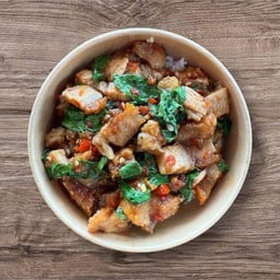 กระเพราหมูกรอบ