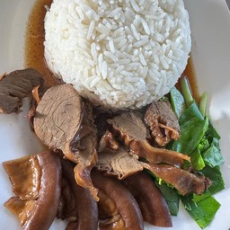 ข้าวหน้าหมูตุ๋นรวมเครื่องใน