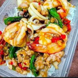 ข้าวกระเพราหมูสับหมึกกุ้ง