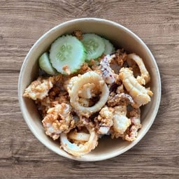 ข้าวปลาหมึกทอดกระเทียม