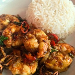 กระเพรากุ้งราดข้าว