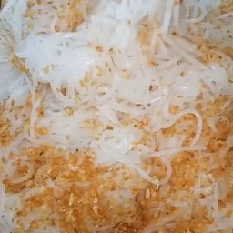 @1 . เส้นเล็กลวกคลุกน้ำมันงากระเทียมเจียวปริมาณ 500 กรัม