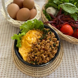 กะเพราหมูสับ+ไข่ข้น
