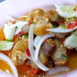 ยำหมูกรอบ