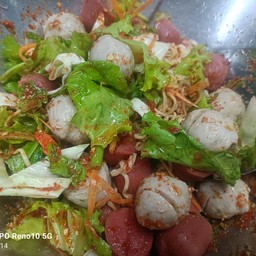 ยำลูกชิ้นใส่มาม่า