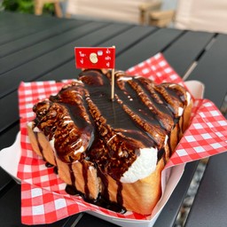 ขนมปังปิ้ง วิปครีม+ช็อกโกแลต