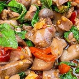กระเพราเครื่องในไก่+ข้าว