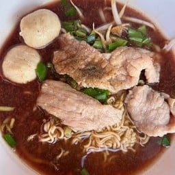 มาม่าลูกชิ้นหมูน้ำตก/น้ำใส