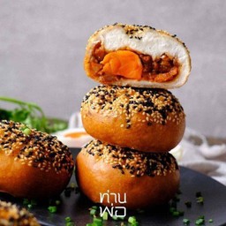 ซาลาเปาหมูแดงไข่เค็มทอด