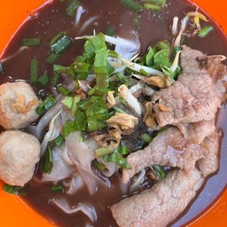 เส้นใหญ่ลูกชิ้นเนื้อน้ำใส/น้ำตก