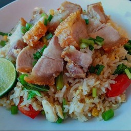 ข้าวผัดหมูกรอบ